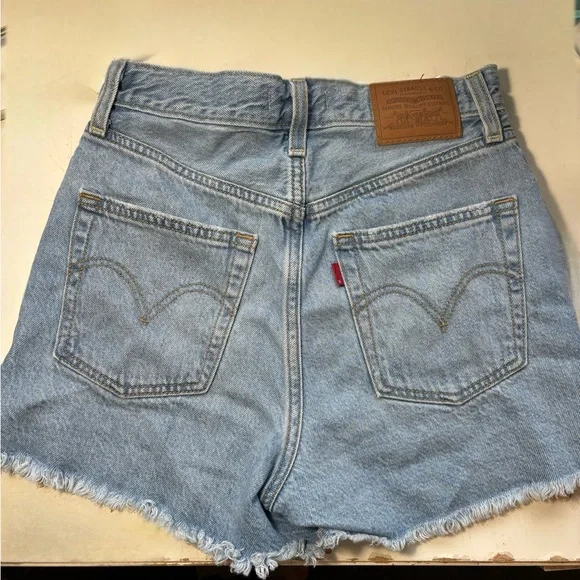 Levi's Ribcage Shorts - Picture 5 of 11